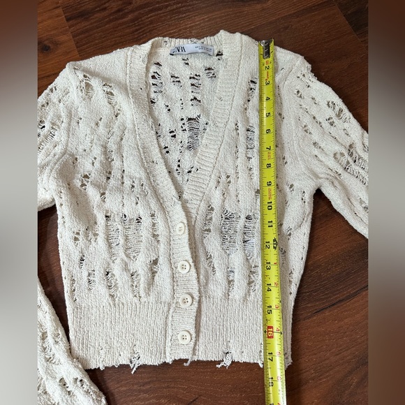 Zara Cropped Knit distressed Cardigan Cream color Sz Small NWOT - Picture 5 of 9